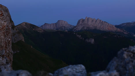 Blick-In-Die-Blaue-Stunde-Auf-Steile,-Freiliegende-Granitfelsen-Mit-Felsigem-Vordergrund
