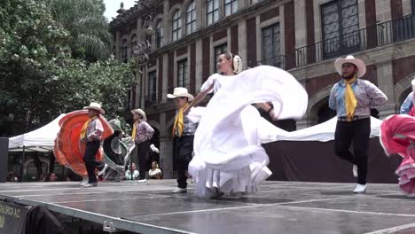 Mexican-dancer-couples-dancing-to-Mexican-folk-music