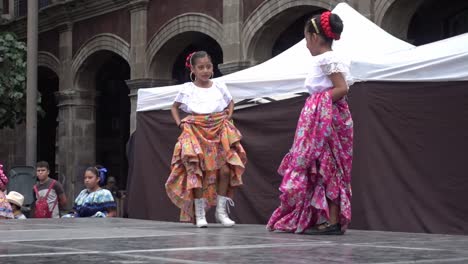 Dancing-girls-getting-ready-for-Mexican-folk-dance