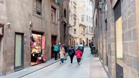 People-enjoy-iconic-narrow-street-of-Italy-town,-static-view