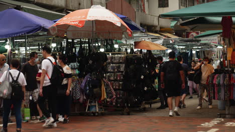 Puestos-De-Compras-Desorganizados-En-Hong-Kong-Con-Peatones-Abarrotados