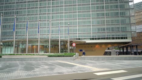 Flaggen-Der-Europäischen-Union-Und-EU-Schild-Am-Eingang-Des-Berlaymont-Gebäudes-Des-Hauptsitzes-Der-Europäischen-Kommission