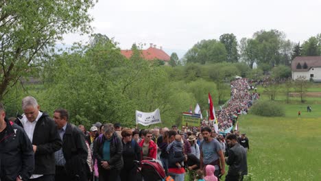 Crowd-of-Hungarian-Catholics-walk-up-narrow-road-on-Csíksomlyó-Pilgrimage