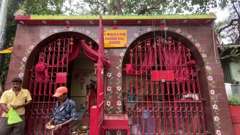 People-worshiping-in-Chinese-Kali-Mandir-in-China-Town,-Kolkata