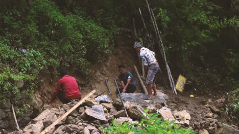 Männer-Brechen-Steine-Mit-Einem-Vorschlaghammer,-Um-Einen-Wanderweg-In-Langtang,-Nepal,-Zu-Bauen