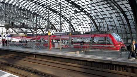 Bombardier-Talento-2-Db-Regio-Tren-Rojo-Llegando-A-La-Estación-Central-De-Berlín