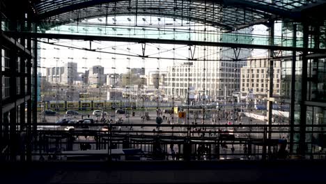 Vista-Interior-Mirando-Al-Exterior-A-Través-De-Una-Fachada-De-Cristal-En-La-Entrada-De-La-Hauptbahnhof-De-Berlín