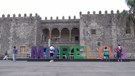 Das-Wort-Morelos-Vor-Dem-Palast-Von-Cortes-In-Mexiko