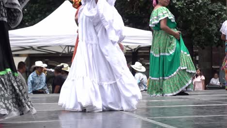 Female-dancers-with-Mexican-folk-dresses
