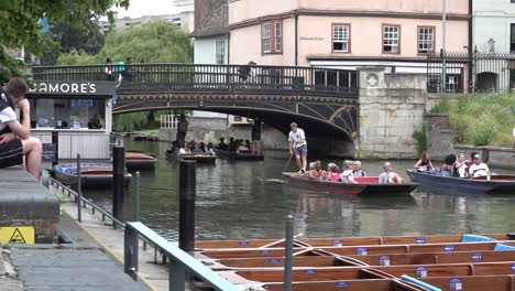 People-relaxing-and-punting-along-the-River-Cam-in-Cambridge,-UK