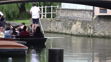 People-relaxing-and-punting-along-the-River-Cam-in-Cambridge,-UK