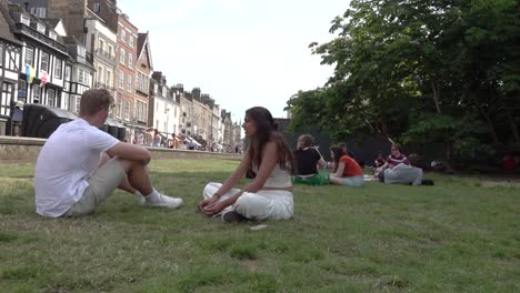 Students-relax-along-King's-Parade-in-Cambridge,-UK