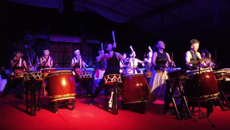 Actuación-En-Vivo,-Tambores-Taiko,-Percusión-Tradicional-Japonesa,-Música-De-Japón,-Espectáculo-Cultural-Folclórico-Fuerte-Y-Enérgico.