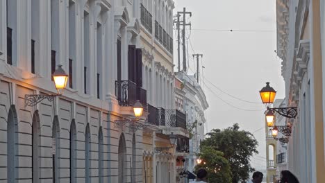 Architekturdetail-In-Der-Historischen-Stadt-Viejo-San-Juan-In-San-Juan-Puerto-Rico,-Während-Einige-Fußgänger-Entlanggehen
