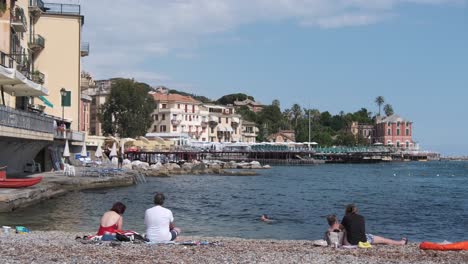 Mediterranean-town-Rapallo,-in-Liguria,-Italy-with-lovely-coastline-and-people-on-the-beach