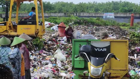 Final-waste-disposal-site-and-the-scavengers-who-work-there,-central-java