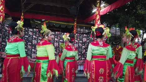 Betawi-Mädchen-In-Traditionellen-Bunten-Kostümen-Zum-Tanzen-Winken-In-Die-Kamera,-Frauen-Aus-West-Java,-Sunda-Und-Jakarta