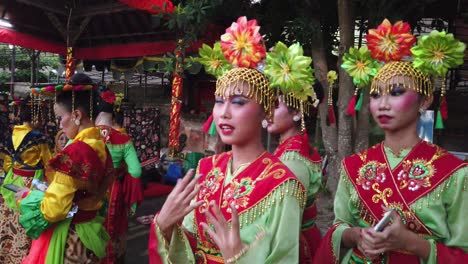 Hermosas-Chicas-Betawi,-Bailarines-Tradicionales-De-Yakarta,-Indonesia,-Hablan-A-La-Cámara-Con-Vestidos-Tradicionales-Coloridos.