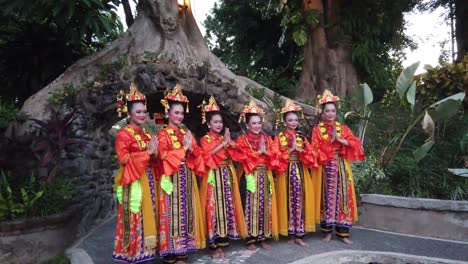 Las-Niñas-Indonesias-Reverencian-Vistiendo-Trajes-Coloridos-Cultura-Tradicional-Betawi-De-Yakarta,-Java-Occidental,-Indonesia