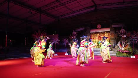 Tanzaufführung-Der-Betawi-Tradition,-West-Java,-Indonesien,-Tänzerinnen-In-Bunten-Kleidern-Bei-Nacht