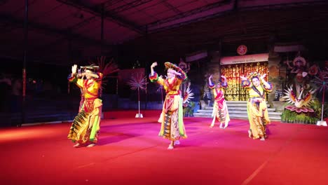 Danza-Femenina-Tradicional-De-Asia-Indonesia,-Bailarines-Betawi,-Cultura-Sundanesa-De-Yakarta,-Vistiendo-Trajes-Coloridos