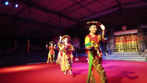 Frauen-Führen-Den-Traditionellen-Tanz-Von-Betawi-West-Java-Indonesien-Auf,-Farbenfrohe-Kostüme,-Wunderschöne-Langsame-Bewegungen