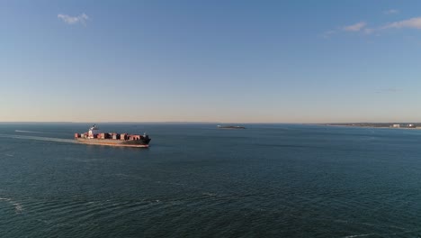 Luftaufnahme-Eines-Herannahenden-Dolly-Frachters-Im-New-Yorker-Hafen
