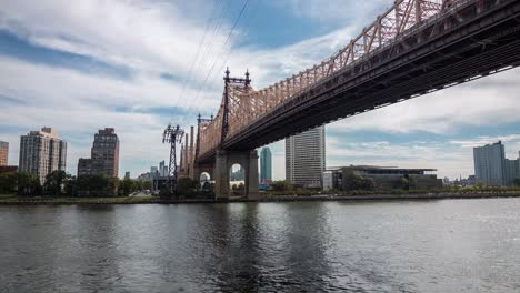 Tageszeitraffer-Des-East-River-In-Manhattan-Und-Der-Ed-Koch-Queensboro-Brücke