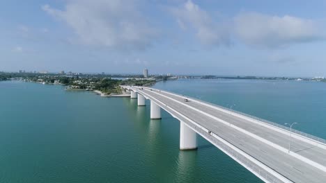 Rückfahrkamera-Aus-Der-Luft-Der-John-Ringling-Causeway-Bridge-In-Sarasota,-Florida