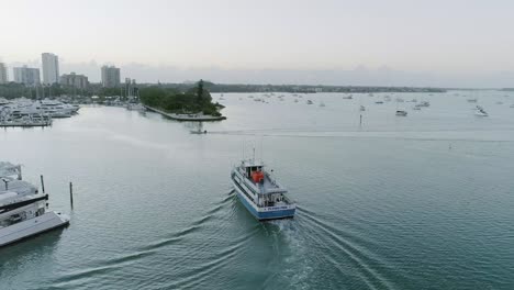 Luftaufnahme-Eines-Fischerbootes-In-Der-Bucht-Von-Sarasota-Bei-Sonnenaufgang