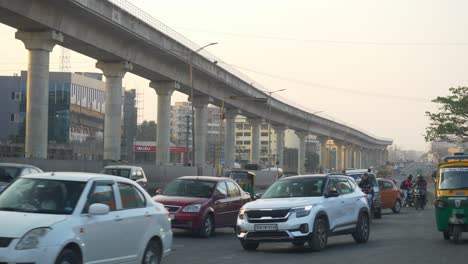 Tráfico-En-Hora-Punta-En-Hosur-Road,-Cerca-De-La-Autopista-Silk-Board-Junction,-Gran-Angular,-Bangalore,-India