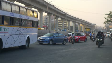 Berufsverkehr-Auf-Der-Hosur-Road-In-Der-Nähe-Der-Silk-Board-Junction-Highway-Am-Abend-Mit-U-Bahn-Überführung-Im-Blick,-Weitwinkelaufnahme,-Bangalore,-Indien