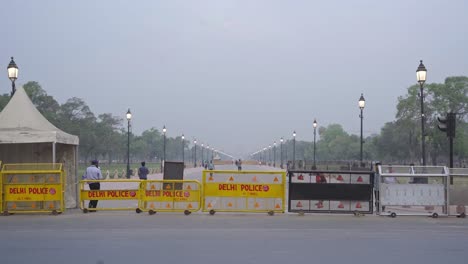 Los-Corredores-Y-Los-Caminantes-Matutinos-Realizan-Su-Ejercicio-En-La-Famosa-Puerta-De-La-India-En-El-Sendero-Kartavya-En-Medio-De-Una-Calidad-Del-Aire-Cada-Vez-Más-Baja-Y-Baja-Visibilidad,-Una-Barricada-De-La-Policía-De-Delhi-En-La-Entrada