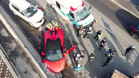 26.-Februar-2023-–-Luftaufnahme-Eines-Roten-Lamborghini-Autounfalls-Auf-Der-Steeles-Avenue-Bridge,-Brampton-In-Kanada