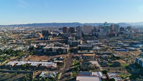 Skyline-Und-Innenstadt-Von-Phoenix,-Arizona,-USA,-Vorwärtsdrohnenflug