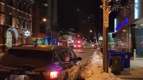 Ein-Feuerwehrauto-Kommt-Am-Brandort-In-Toronto-An,-Bei-Dem-Ein-Mann-Ums-Leben-Kam
