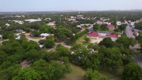 Drohnenvideo-Von-Johnson-City,-Texas,-Im-Hügelland