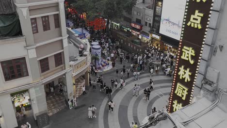 People-walking-in-crowded-street