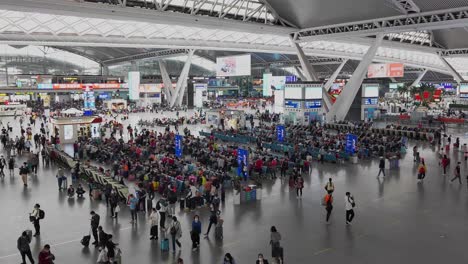 Guangzhou-Südbahnhof-Für-Hochgeschwindigkeitszug-Abfahrtshalle-Mit-Wartenden-Reisenden