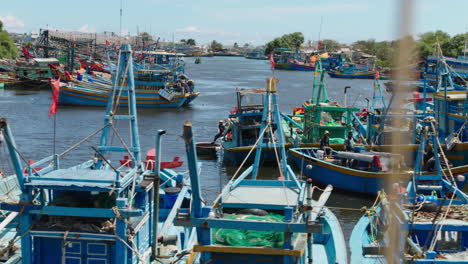 Tracking-shot-of-fishermen-docking-boat-at-harbor-in-Mui-Ne,-Vietnam