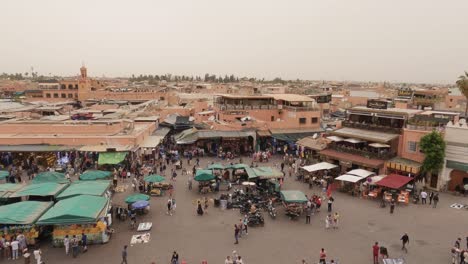 Schwenk,-Erhöhte-Ansicht-Des-Djemaa-El-Fna-In-Marrakesch,-Marokko