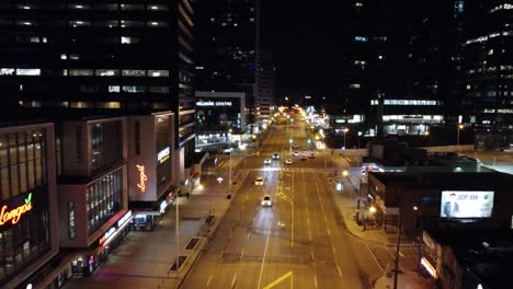 Vuelo-Nocturno-Con-Drones-A-Lo-Largo-De-La-Iluminada-Calle-Yonge-En-Toronto,-Canadá