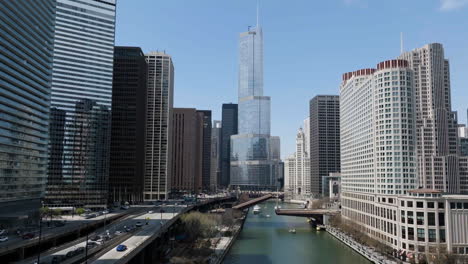 Statische-Luftaufnahme-Der-N-Columbus-Drive-Bridge,-Die-Sich-Vor-Dem-Trump-Tower-Hebt,-Frühlingstag-In-Chicago,-USA