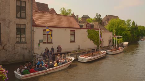 Boats-with-tourists-during-summer-on-canal-in-Bruges,-Belgium