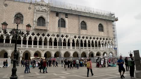 Stunning-establishing-shot-of-Doge's-Palace-in-Piazza-San-Marco-with-tourists