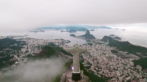 Estatua-Del-Cristo-Redentor-Vista-Aérea-De-Drones-Con-La-Playa-De-Botafogo-Río-De-Janeiro-Famoso-Destino-Turístico-Brasileño-Punto-De-Referencia