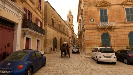 Pferdekutschen--Und-Buggyfahrt-Durch-Alte-Straßen-In-Mdina,-Malta