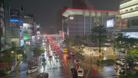 Toma-Aérea-De-Establecimiento-Que-Muestra-El-Tráfico-En-La-Carretera-Principal-De-La-Ciudad-De-Taipei-Durante-Un-Día-Lluvioso-Por-La-Noche.