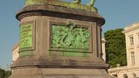 Low-Angle-Aufnahme-Der-Reiterstatue-Von-Gottfried-Von-Bouillon-Am-Place-Royale-In-Brüssel,-Belgien,-An-Einem-Sonnigen-Tag