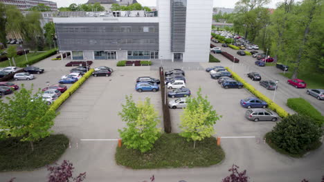 Parkplatz-An-Der-Schlesischen-Technischen-Universität-In-Gliwice-–-Einer-Modernen-Universität-Mit-Umfassender-Verkehrsinfrastruktur